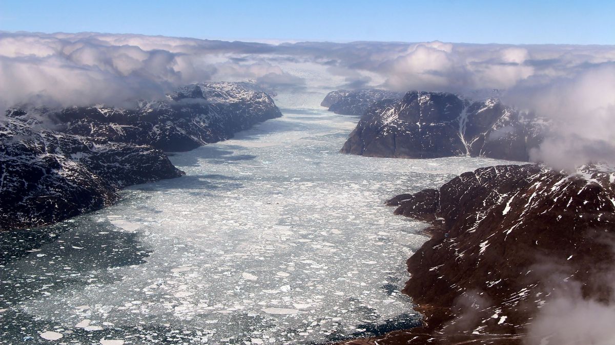 Grónský ledovec je ztracen. Za měsíc roztál jako za celý rok